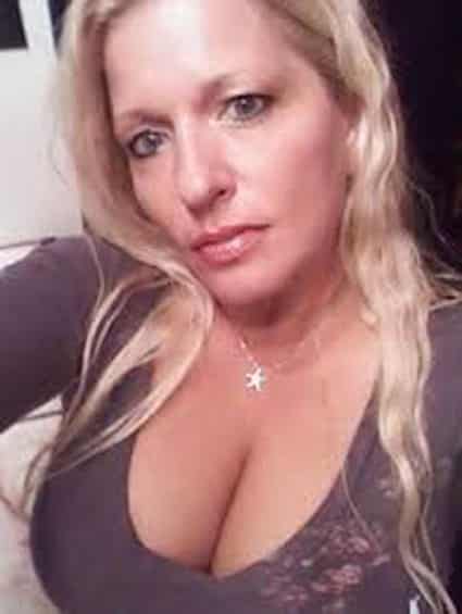 sportive mature blonde gros seins