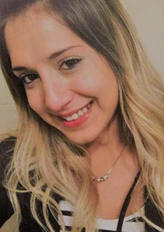 rencontre jolie jeune femme blonde souriante