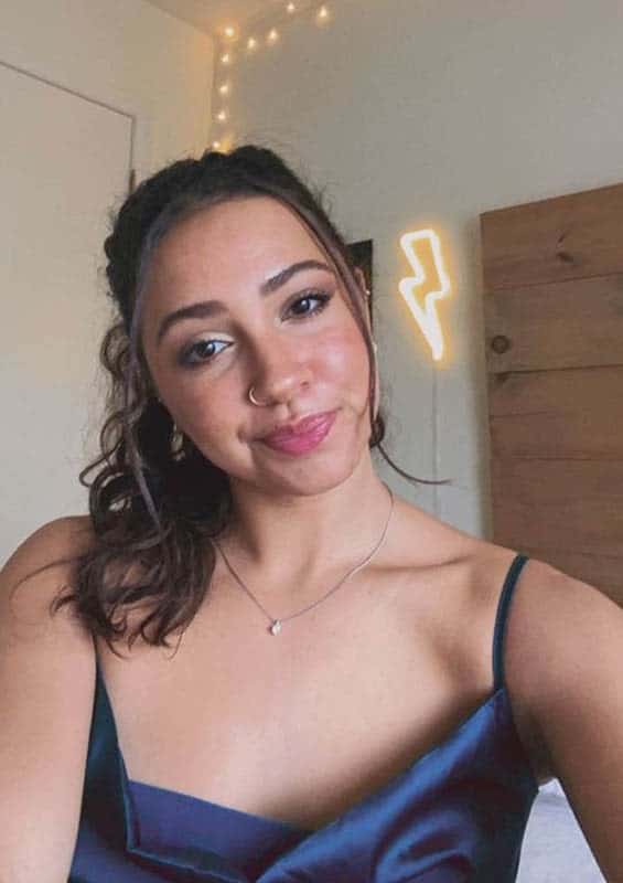 rencontre jeune femme brune mignonne
